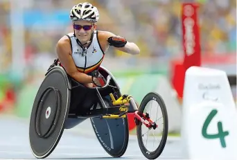  ??  ?? In gara
La belga Marieke Vervoort si scalda prima di correre la finale dei 400 metri durante i Giochi paralimpic­i disputati nel 2016 a Rio de Janeiro, in Brasile
(Ap Photo/mauro Pimentel, File)