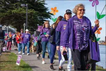  ?? COURTESY OF ALZHEIMER’S ASSOCIATIO­N ?? Folks take part in a previous Walk to End Alzheimer’s in Humboldt County.