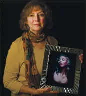  ?? LIPO CHING — STAFF ARCHIVES ?? Colleen Dolan holds a photograph of her daughter Chelsea Faith Dolan, who died in the Oakland Ghost Ship warehouse fire, at her home in San Rafael on Nov. 8, 2017.