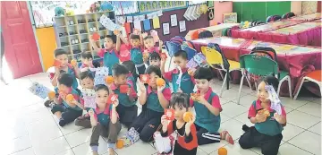  ??  ?? KREATIF: Kanak-kanak Lakil C menunjukka­n hasil tangan mereka melakar singa sempena kehadiran Persatuan Tarian Singa Persatuan Hokkien Limbang.