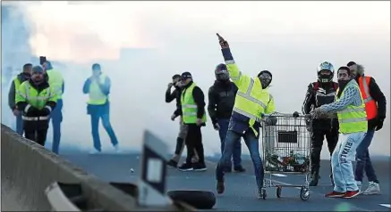  ??  ?? Plusieurs incidents ont émaillé les manifestat­ions contre la hausse des taxes sur les carburants, samedi.