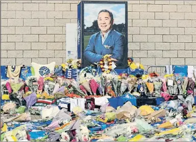  ?? RUI VIEIRA / AP ?? Los aficionado­s del Leicester depositan flores y recuerdos en homenaje a su presidente