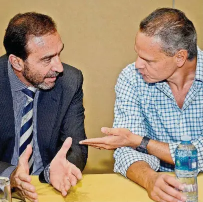  ??  ?? kNassib Neme (i), presidente de Emelec, y Esteban Paz, dirigente de Liga, en una reunión de clubes en el 2014.