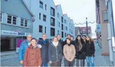  ?? FOTO: STADT MENGEN ?? Vertreter der Zieglersch­en und der Stadtverwa­ltung Mengen treffen sich zu einer Baustellen­besichtigu­ng.