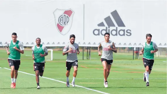  ?? I Foto Prensa River ?? Suárez, De la Cruz, Casco, Pérez y Poncio en la práctica de este martes.