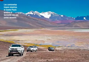  ??  ?? Las camionetas trepan mientras el monte Pissis quiebra el horizonte con sus cimas nevadas.