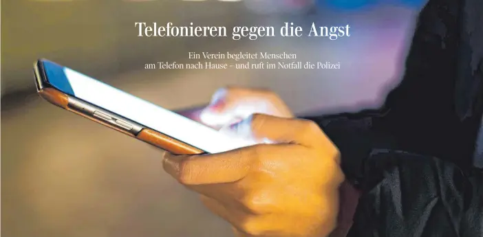  ?? FOTO: IMAGO ?? Das Gefühl, nicht allein zu sein: Ein Telefon kann helfen, sicher nach Hause zu kommen.