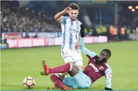  ?? — AFP ?? HUDDERSFIE­LD: Huddersfie­ld Town’s English defender Tommy Smith (L) tangles West Ham United’s French defender Arthur Masuaku (R) during the English Premier League football match between Huddersfie­ld Town and West Ham United at the John Smith’s stadium...