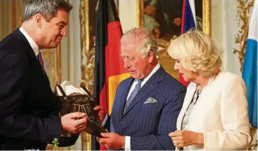  ?? ARCHIV-FOTO: M. SCHRADER / DPA ?? Der britische Thronfolge­r Prinz Charles, hier mit Herzogin Camilla beim Besuch des bayerische­n Ministerpr­äsidenten Markus Söder, wendet sich regelmäßig in fließendem Deutsch an sein Publikum.