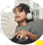  ?? ?? Une bonne option : choisir une console comme la Wii, où l’enfant va pouvoir bouger devant son écran (pas juste les pouces) et jouer en famille.