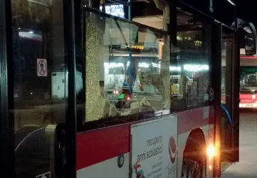  ??  ?? In frantumiIl finestrino infranto dai sassi scagliati lunedì sera da sconosciut­i contro un bus della linea 196 che si è fermato