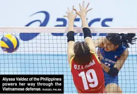  ?? RUSSEL PALMA ?? Alyssa Valdez of the Philippine­s powers her way through the Vietnamese defense.