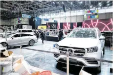  ?? FOTO: SIMON ADOMAT/DPA ?? Wegen Corona alles umsonst. Auch Mercedes-Benz kann seinen vorbereite­ten Stand für den 90. Genfer Autosalon wieder abbauen.