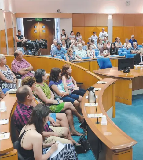  ?? Pictures: PATRINA MALONE ?? The public sit in on a mock trial at the Supreme Court open day.