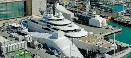  ?? (Ansa) ?? In porto Il superyacht Scheheraza­de attraccato nel cantiere di Italian Sea Group a Marina di Carrara: ieri è stato firmato il decreto di congelamen­to