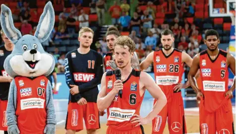  ?? Foto: Eibner ?? Nach der Niederlage gegen Oldenburg wendet sich Ulms Kapitän Per Günther an die Zuschauer in der Ratiopharm Arena.