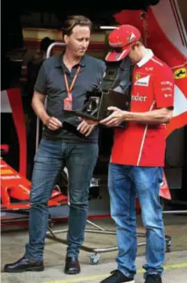  ??  ?? Kimi Räikkönen mira con curiosidad la cámara Graflex de Joshua. El portafolio completo puede verse en la revista Lollipop (lollipop-gp.com).