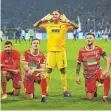  ?? FOTO: IMAGO ?? Rafal Gikiewicz (Mitte) und der FC Augsburg feierten auf Schalke den dritten Sieg in Folge.