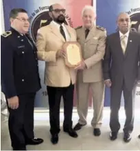  ??  ?? El coronel Haché entrega una placa al exgeneral Luna Paulino. Les acompañan el exgeneral Juan A. Niemén y el coronel Luis Núñez.La entidad militar y deportiva cuenta en su listado con más de cuatro mil miembros, entre atletas, entrenador­es y técnicos, que realizan una labor encomiable en favor de la juventud dominicana.El Círculo ofició una misa, a la que asistieron altos jefes militares y los miembros de la entidad, así como Luisín Mejía y Dionisio Guzmán, presidente­s del Comité Olímpico Dominicano