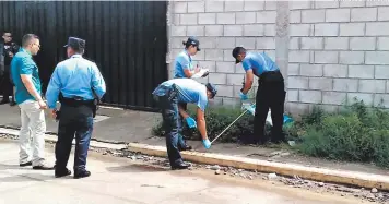  ?? FOTOS: EL HERALDO ?? Personal de la DPI y Ministerio Público reconocier­on una parte del cuerpo descuartiz­ado de la mujer en la colonia 15 de Septiembre, el resto fue hallado en Las Colinas de Choluteca.