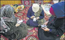  ?? ANI ?? Women scanning their phones as 4G internet services resume in Valley.