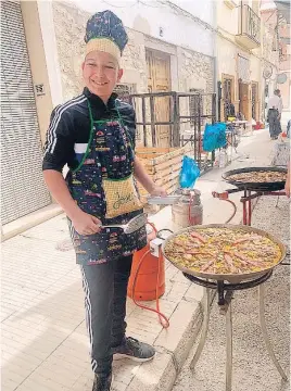  ?? LA RAZÓN ?? La primera paella de nuestro joven protagonis­ta Josep Morant supera las lindes de la satisfacci­ón de los amigos que le acompañan