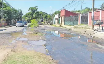  ??  ?? Calle Domingo Martínez de Irala, del barrio Julio Correa, se encuentra en deplorable estado.