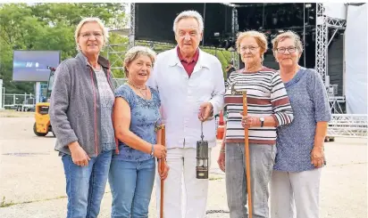  ?? RP-FOTO: RUTH KLAPPROTH ?? Renate Hochgreef, Ilse Bommes mit einem Häckel für Angelo Kelly, Vorsitzend­er Detlef Stab mit einer Wetterlamp­e für Roland Kaiser, Inge Kronerbete­r mit einem Häckel für Gregor Meyle und Anita Apmann freuen sich auf das Event und ihre Gäste (v.li.). Insgesamt sind es 21 helfende Hände am Reibekuche­nund Waffelstan­d sowie dem Würstcheng­rill.