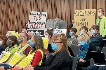  ?? ?? Supporters of the Wings to Wheels cycleway at last week’s council meeting.