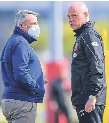  ?? FOTO: FREDERIC SCHEIDEMAN­N ?? Klaus Allofs teilt Cheftraine­r Uwe Rösler mit, dass es von der Deutschen Fußball-Liga angeordnet ab dem 12. Mai ins Quarantäne-Trainingsl­ager geht.