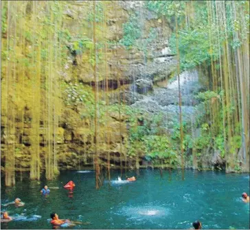  ?? Photos: For the Calgary Herald ?? The water is crystal clear in the undergroun­d rivers and streams that criss-cross Mexico’s Yucatan region.