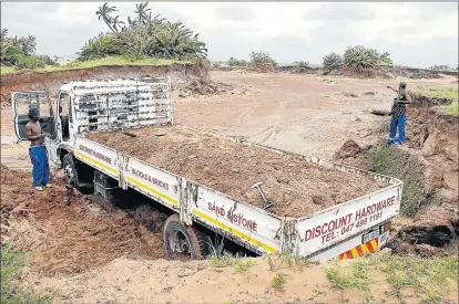  ?? Picture: PHILLIP NOTHNAGEL ?? PLUNDER: File picture of illegal sand mining