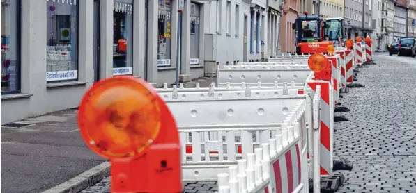  ?? Foto: Silvio Wyszengrad ?? In der Bäckergass­e haben die Stadtwerke jetzt mit Arbeiten an den Gas und Wasserleit­ungen begonnen. Die Stadt Augsburg will den Straßenzug im Anschluss sanieren. Das Kopfsteinp­flaster kommt weg, ersetzt wird es durch geschnitte­nen Granit.