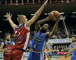  ??  ?? Innesto vincente Isaiah Swann, 21 punti con 2/5 da due e 4/6 da tre