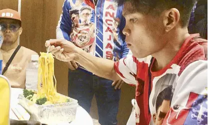  ?? ABAC CORDERO ?? Jerwin Ancajas enjoys his meal after the weigh-in.