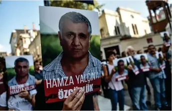  ?? Bild: OZAN KOSE/TT ?? ”VÄLDIGT GLAD.” Hamza Yalcin är lättad efter Spaniens beslut att inte lämna ut honom till Turkiet. Bilden visar protester i Istanbul mot Turkiets agerande.