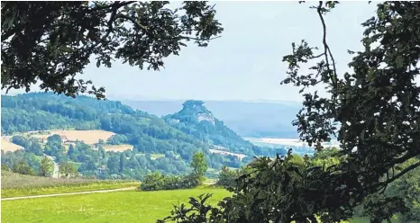  ?? FOTO: KERSTIN CONZ ?? Vom Vulkanpfad des Hohentwiel­s hat man eine gute Sicht auf die anderen Hegauvulka­ne wie hier den Hohenkrähe­n.