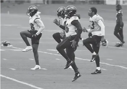 ?? KIM HAIRSTON/BALTIMORE SUN ?? Ravens players warm up during practice Friday at the Under Armour Performanc­e Center.