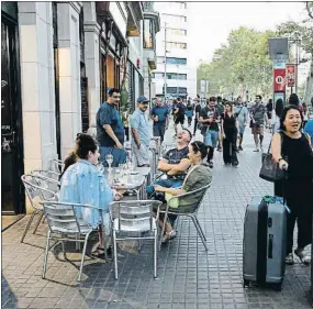  ?? ÀLEX GARCIA/ARCHIVO ?? Tenir una terrassa a la Rambla podria costar quatre vegades més que ara