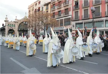  ?? - Archives ?? Chaque Vendredi saint, des pèlerins d’un jour, arborant tunique et un très long chapeau pointu, déambulent dans les rues d’Olvera, en Espagne.