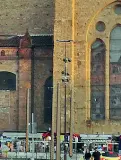  ??  ?? E domani,...I pali del tram ritoccati in ocra: lo stesso colore dell’abside trecentesc­a della basilica