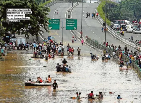  ??  ?? Eine überschwem­mte Hau tstraße in akarta keine Seltenheit in der indonesisc­hen Hau tstadt