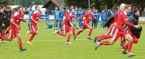  ?? Foto: Jim Benninger ?? Kein Halten gab’s für die Jettinger, als ihr Sieg im Kreispokal‰Finale feststand. Vor ihrem ersten Auftritt im Verbandspo­kal träumen die Kreisliga‰Kicker nun davon, dass sich solche Szenen an diesem 10. Oktober im heimischen Sportpark wiederhole­n.