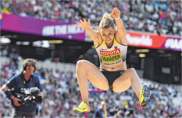  ?? FOTO: DPA ?? Ein gewaltiger Sprung: Siebenkämp­ferin Carolin Schäfer, Olympiafün­fte von Rio, wurde in London WM-Zweite.