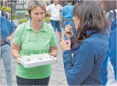  ?? FOTO: THOMAS HECKMANN ?? Bäuerinnen warben auf dem Münsterpla­tz mit Milchprodu­kten für Aufmerksam­keit.