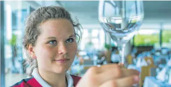  ?? FOTO: JENS BÜTTNER ?? In der Gastronomi­e werden Ferienjobs für Schüler angeboten.