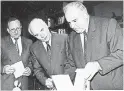  ??  ?? Willy Wimmer (l.) und Alfons Kranz überreiche­n 1994 Kohl ein Buch im Bonner Kanzleramt.