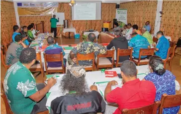  ??  ?? Ministry of Agricultur­e beekeeping trainer Aswin Kumar addresses participan­ts during the workshop.