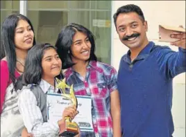  ??  ?? PROUD MOMENT: A winner poses for a selfie with her family.