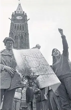  ?? PETER BREGG THE CANADIAN PRESS FILE PHOTO ?? Members of the “Abortion Caravan” burn a copy of the criminal code during a demonstrat­ion on Parliament Hill, May 9, 1970.